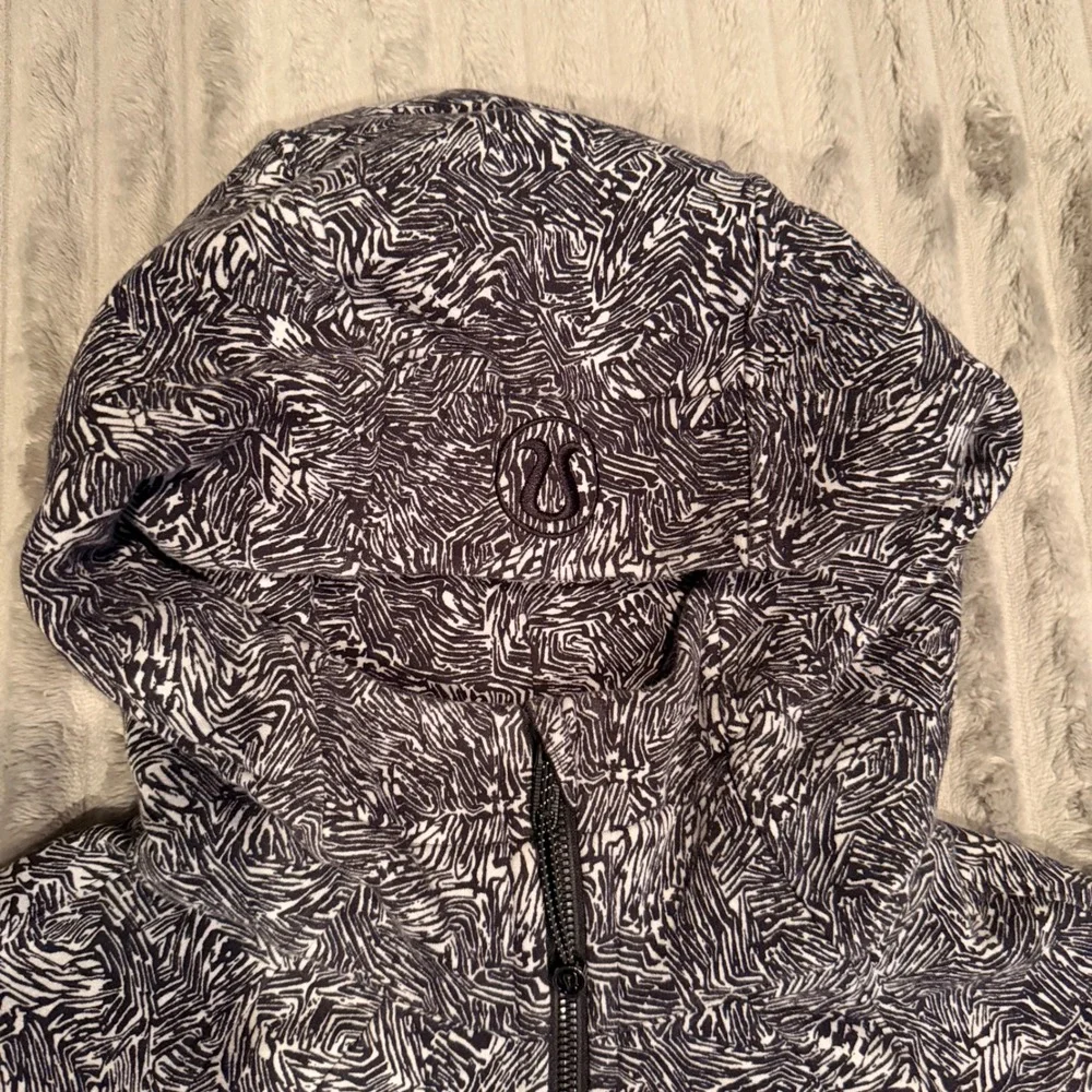 Lululemon Scuba Full Zip Hoodie Offbeat Alpine Black White Print LW4BQDS Size 4